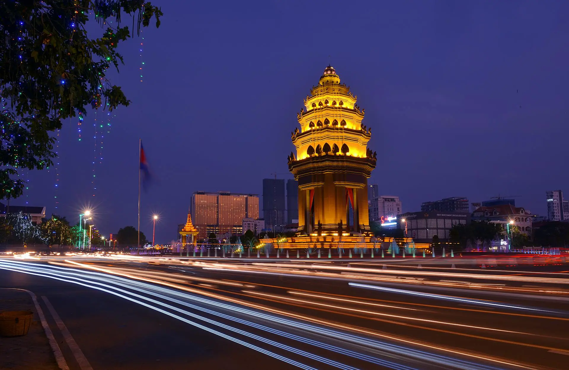 Phnom Penh Independence Monument at night